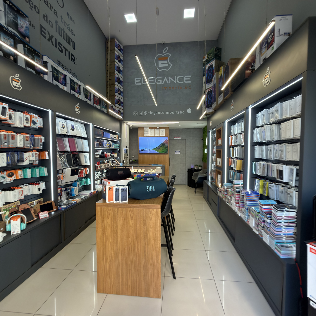 Interior da loja Elegance Imports BC em Balneário Camboriú